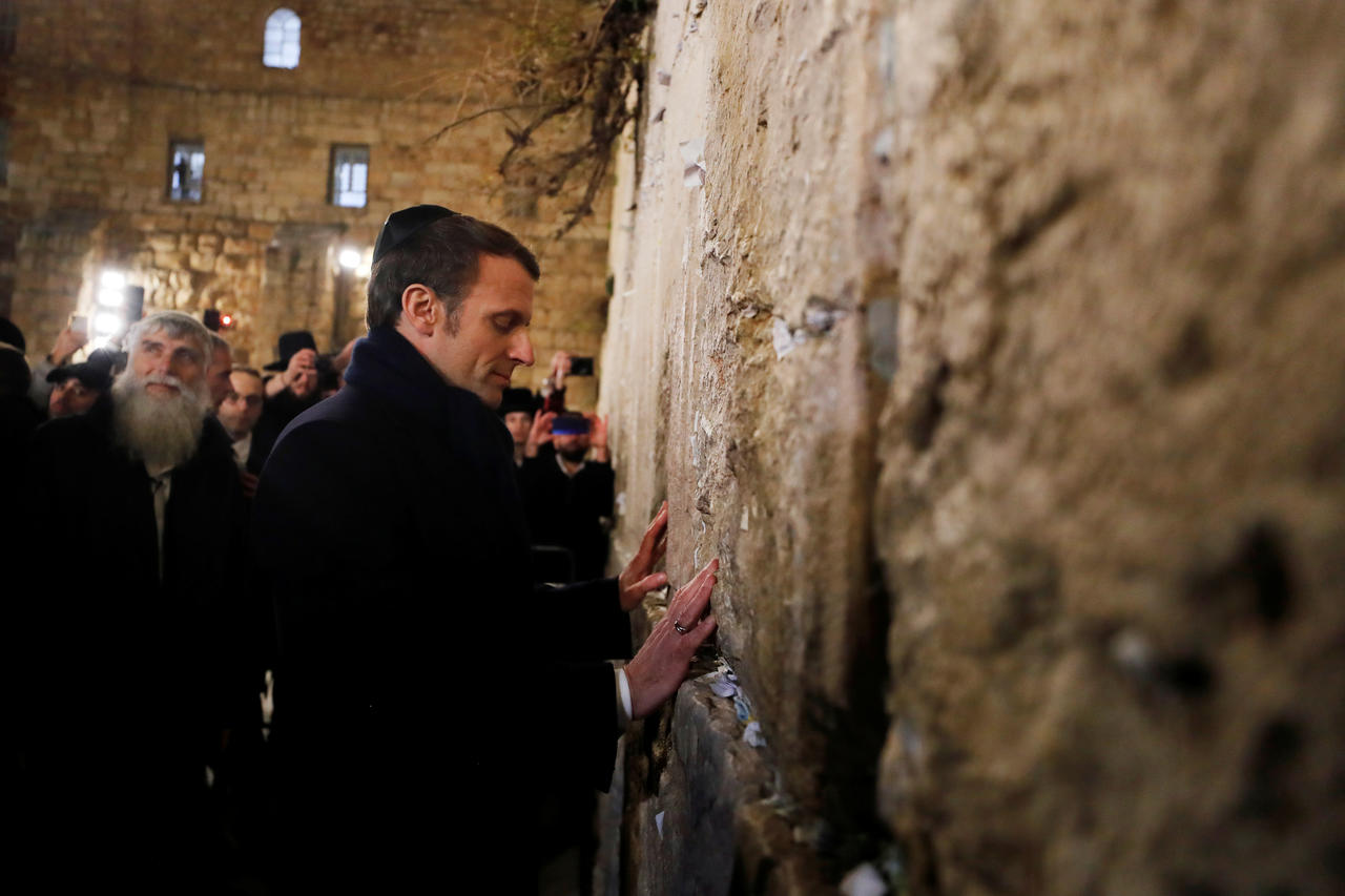 https://www.renenaba.com/wp-content/uploads/2020/01/macron-2020.jpg