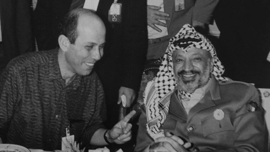 René Naba avec le président palestinien Yasser Arafat au Sommet des non-alignés à Harare (Zimbabwe), juin 1988.